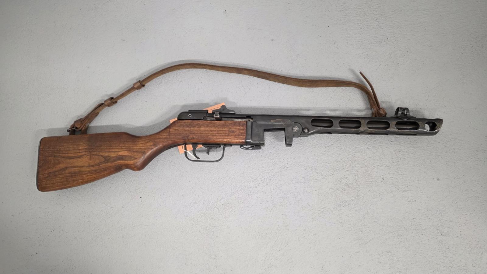 Lounsko - Sovětský samopal (SSSR) model PPŠ 41 s dynamickým závěrem