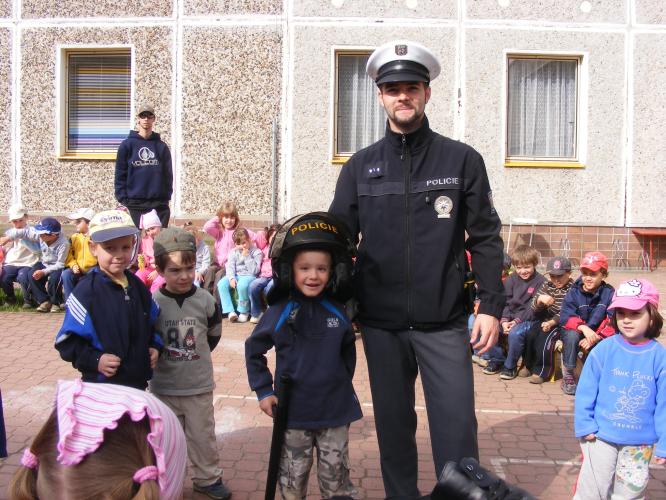 MŠ Slaný - Na Dolíkách - ukázka helmy s ochranným štítem
