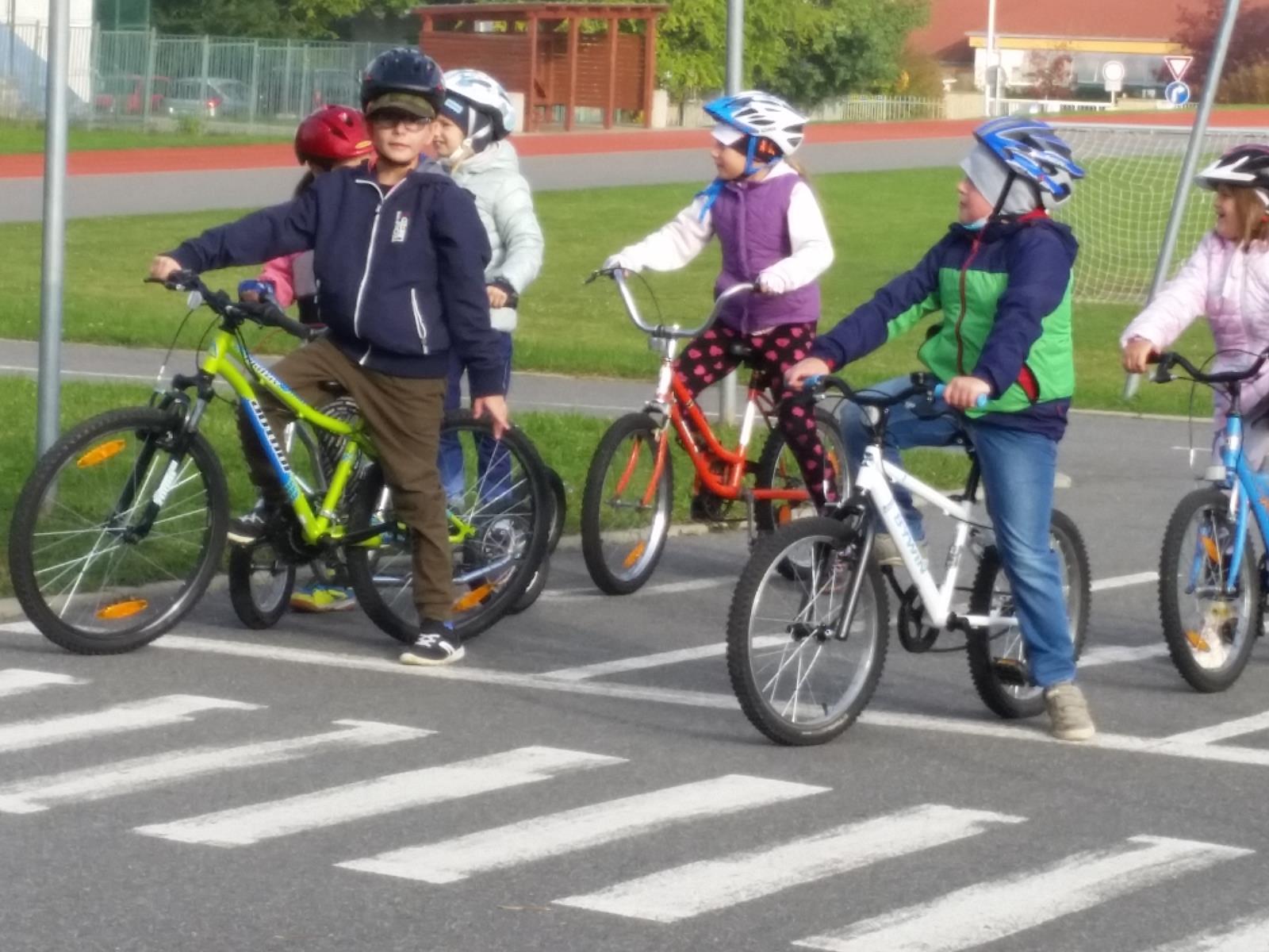Malí cyklisté na dopravním hřišti