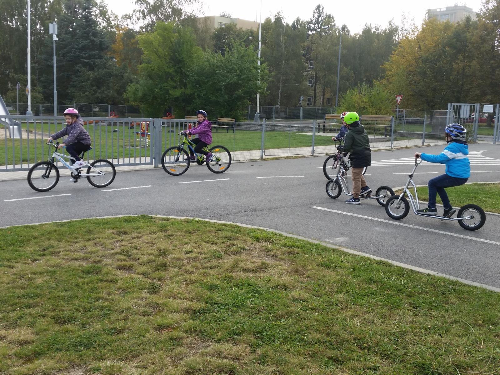 Malí cyklisté na dopravním hřišti