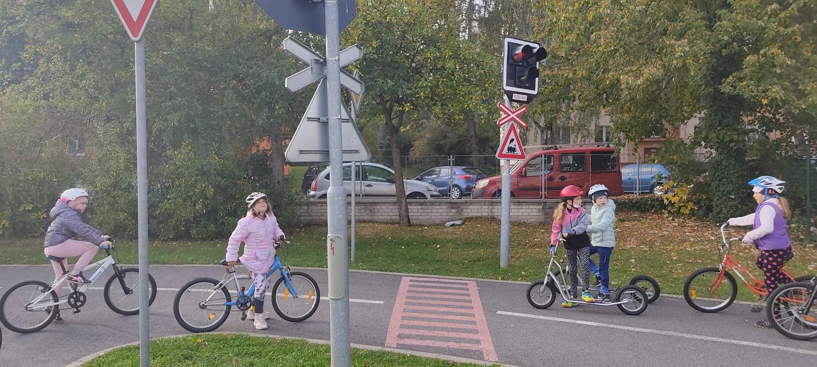 Malí cyklisté na dopravním hřišti