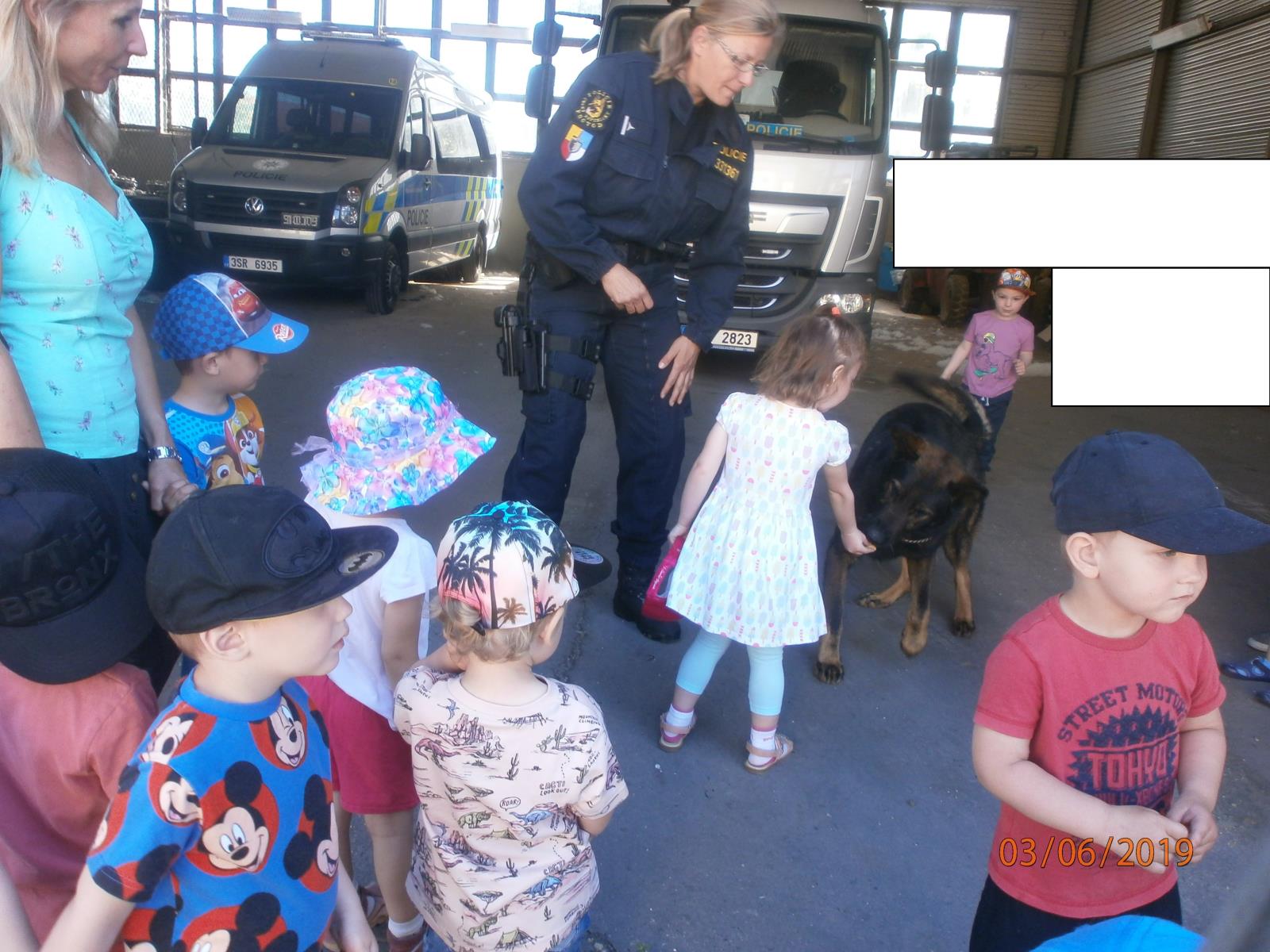 Malí návštěvníci na policii