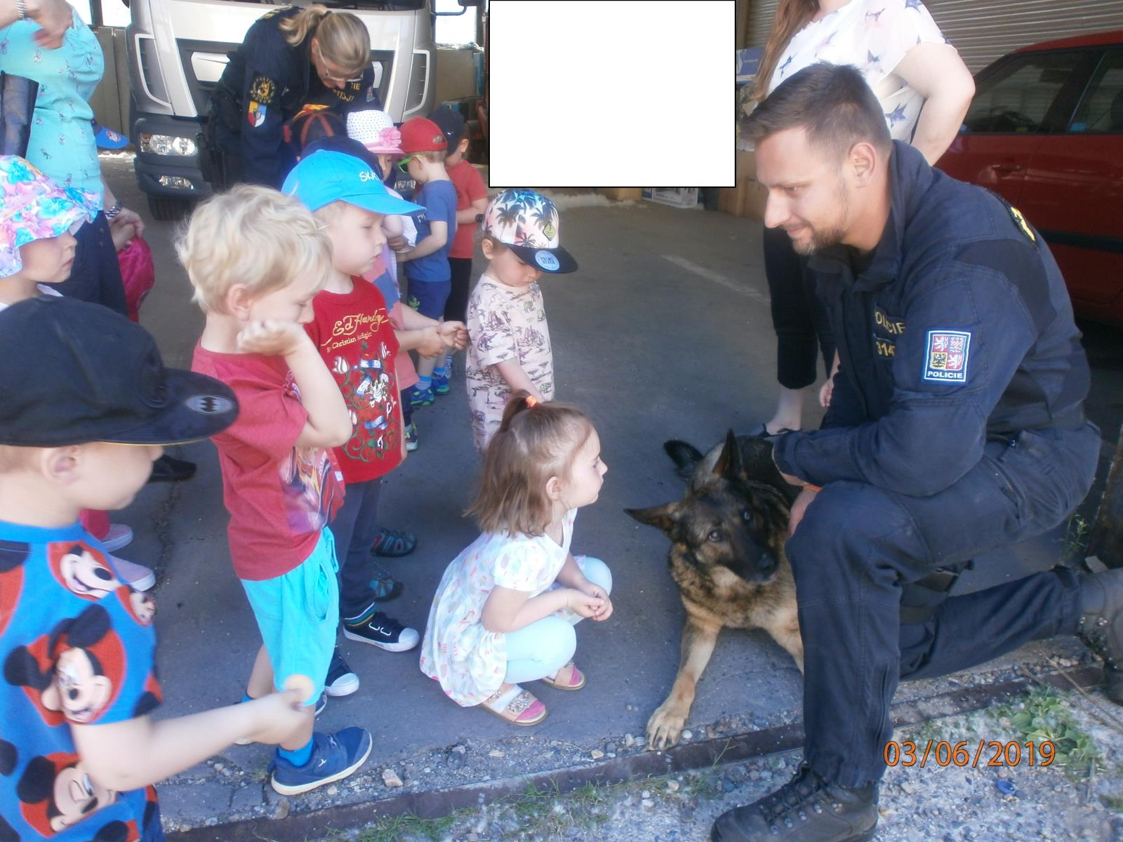 Malí návštěvníci na policii