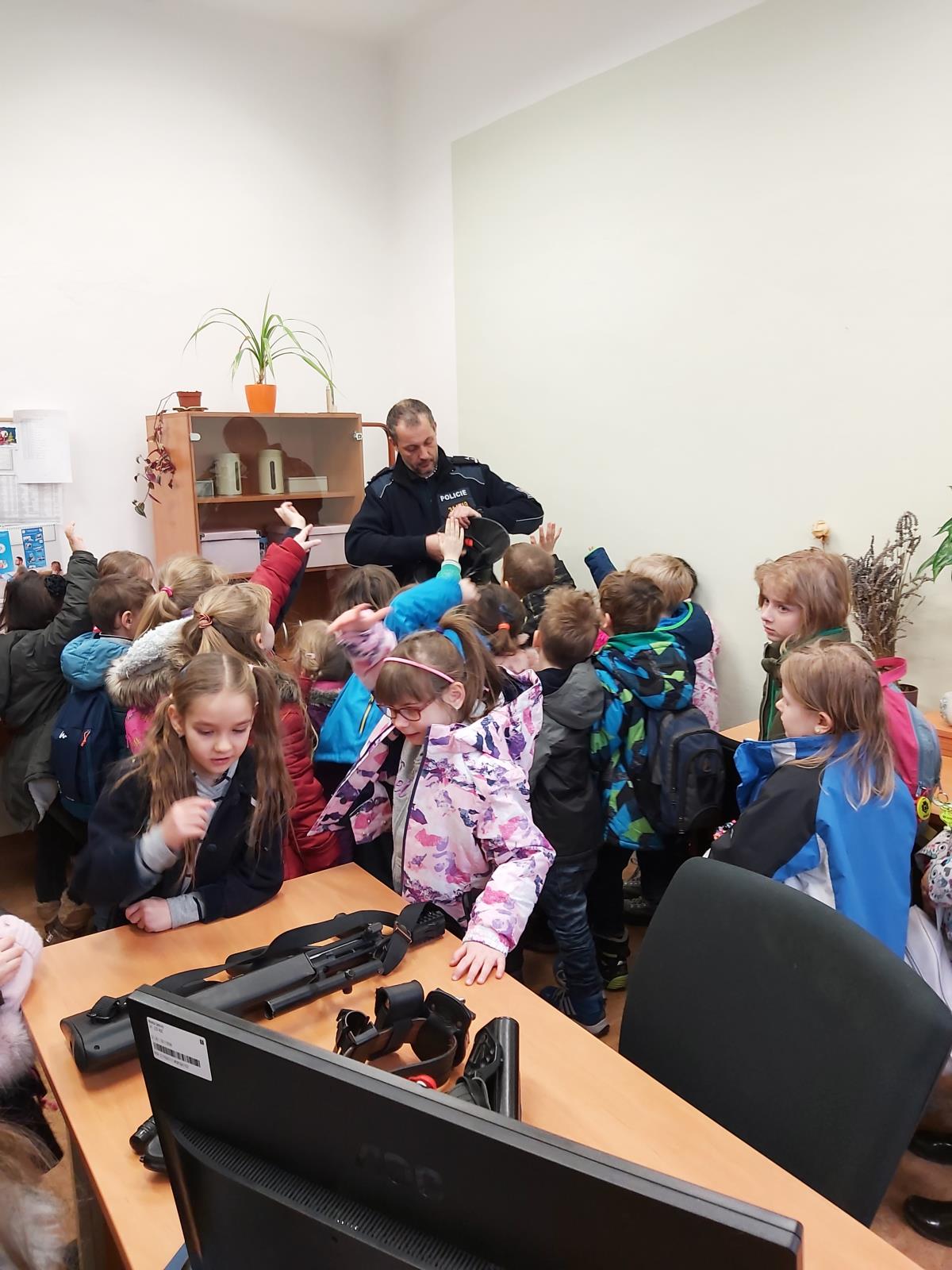 Malí návštěvníci zavítali na policii