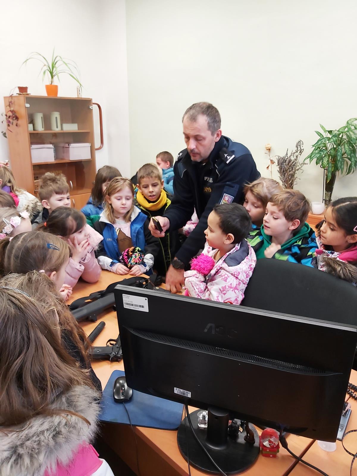 Malí návštěvníci zavítali na policii