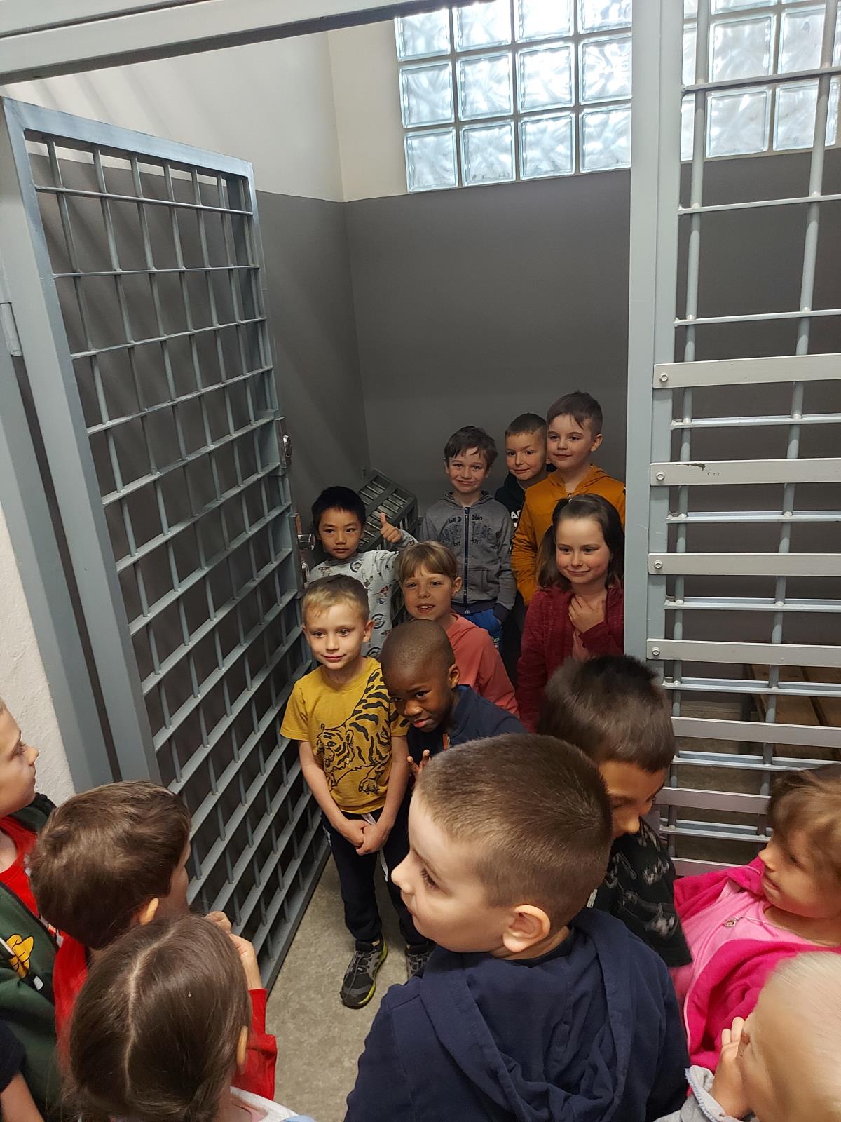 Malí školáci navštívili policejní služebnu ve Slaném