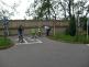 Malý cyklista právě projel na červenou