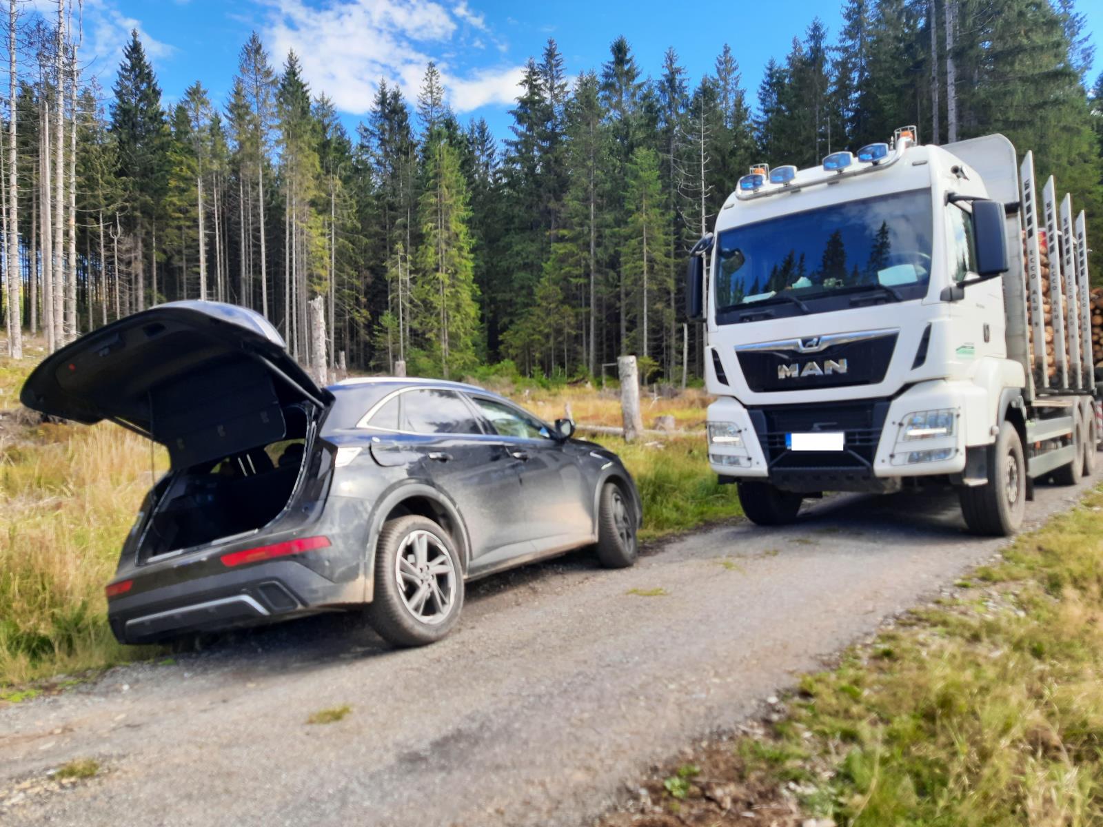 Migrantům zatarasil cestu nakladač s dřívím