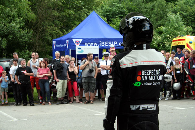 Míra Lisý radí, jak jezdit správně na moto.jpg