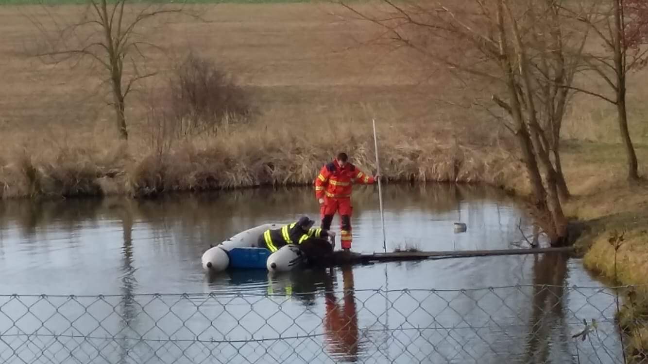 Místo činu prohledávání rybníka.JPG