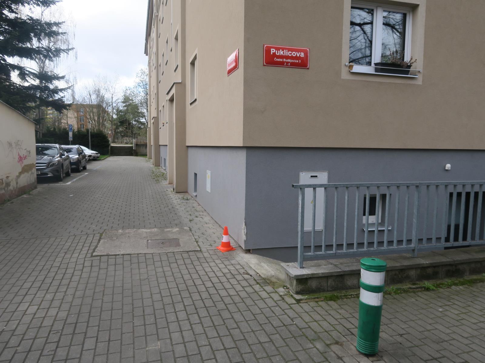 Místo dopravní nehody v Puklicově ulici.JPG