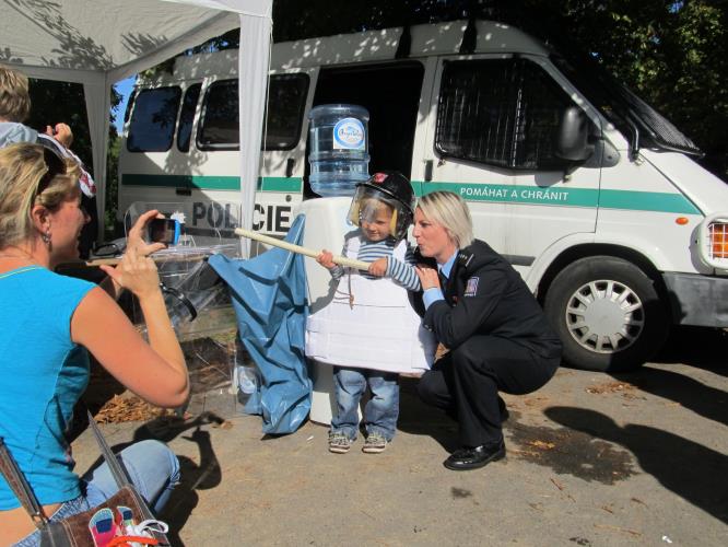 Místo panenky chci vestu a helmu