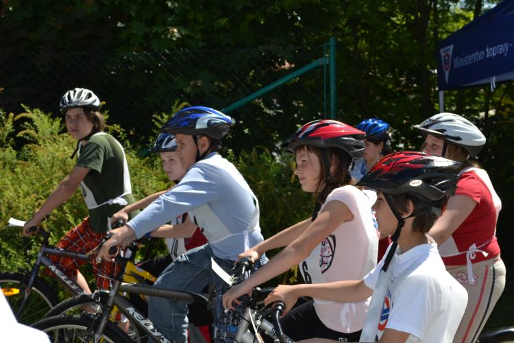 Mladí cyklisté soutěžili v okresním kole.JPG