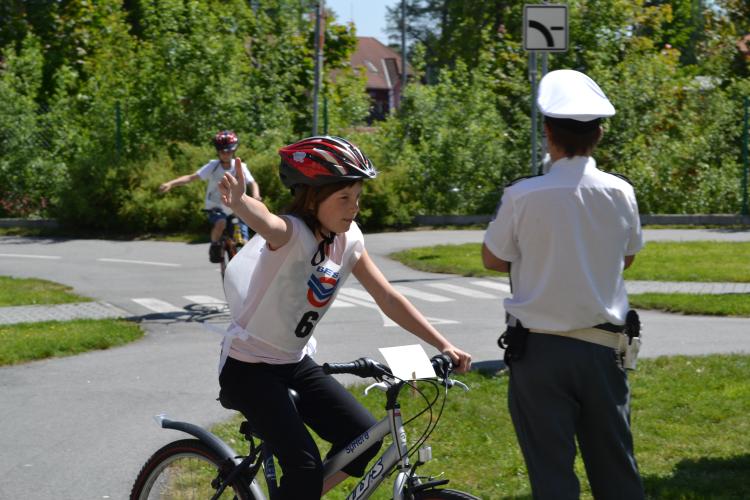 Mladí cyklisté soutěžili v okresním kole.JPG