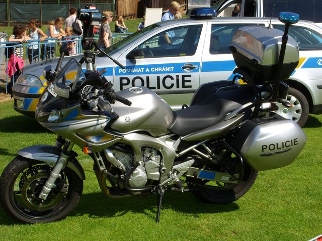 Motocykl a automobil v novém barevném provedení