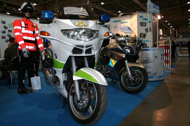 Motocykl a uniforma vojenské policie.JPG