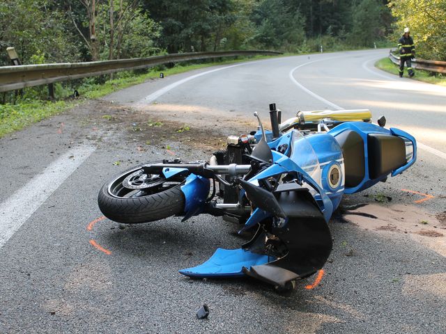 Motocykl po nárazu do svodidel - září 2011.jpg