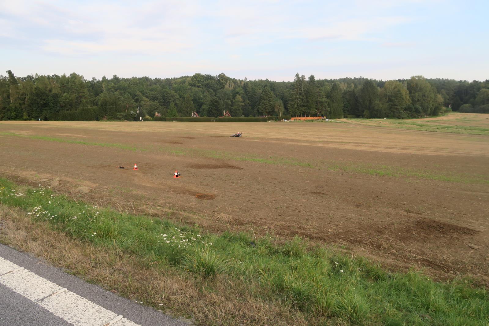 Motocykl skončil po střetu s osobním vozidlem daleko mimo komunikaci
