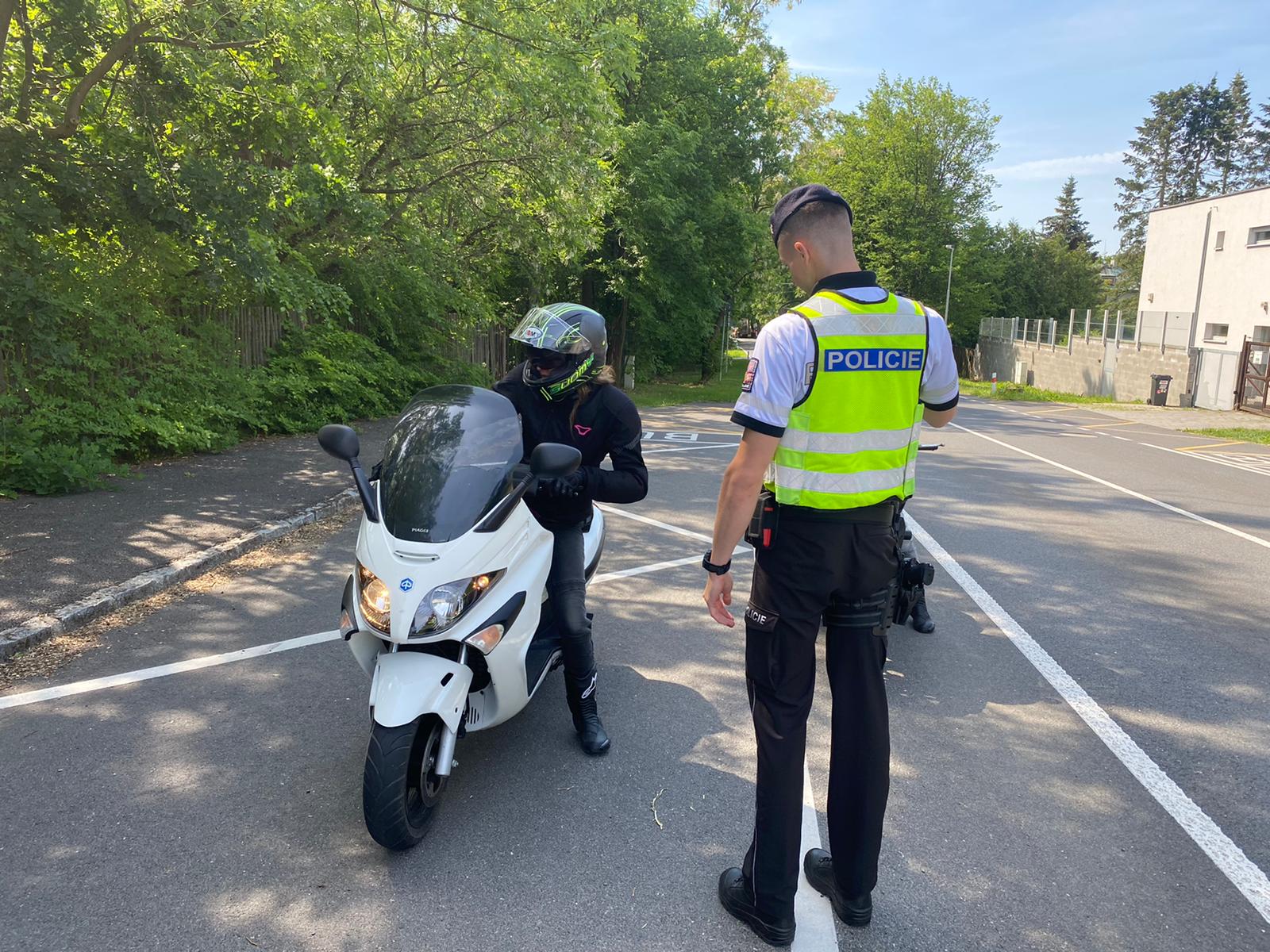 Motocyklisté pod policejním dohledem