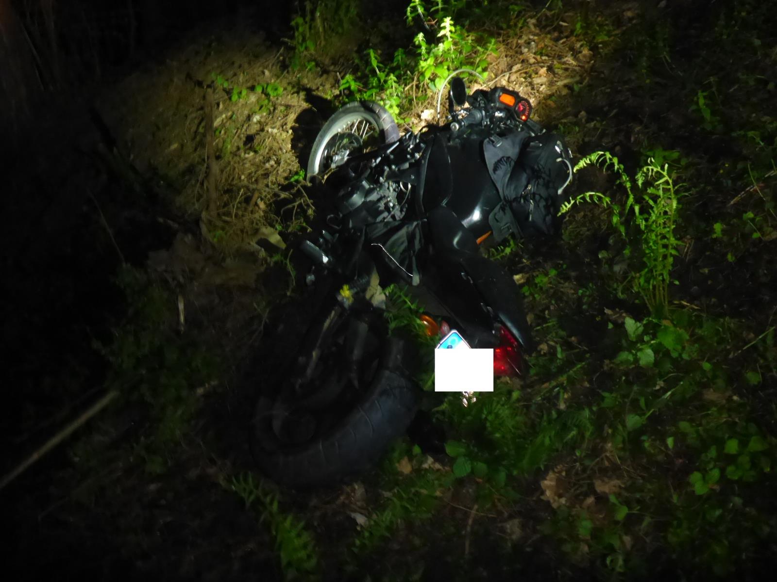 Motorkář ujížděl policii závratnou rychlostí