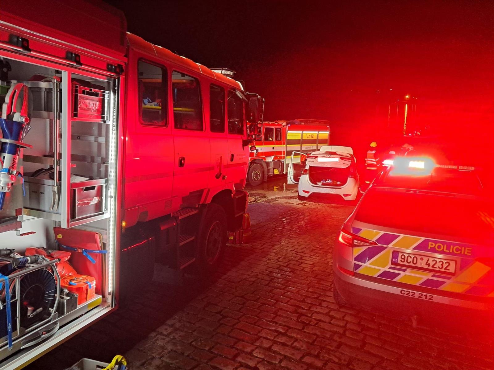 Muž i přes veškerou snahu všech zasahujících složek na místě zemřel.