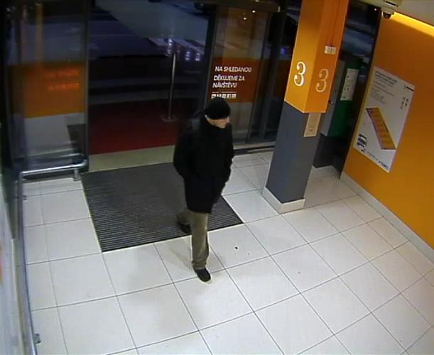 Muž podezřelý z krádeže věcí z vozidla 2