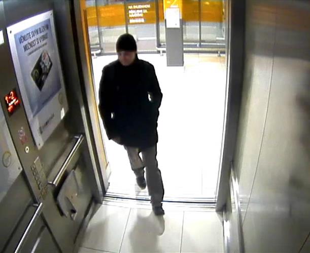 Muž podezřelý z krádeže věcí z vozidla 2