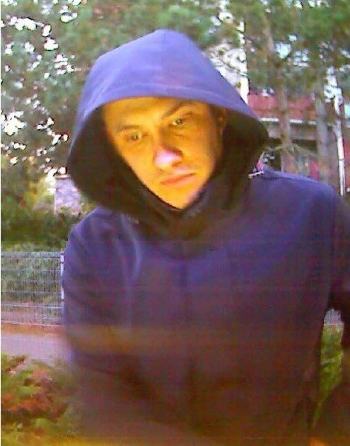 Muže při výběru peněz zachytila kamera bankomatu.