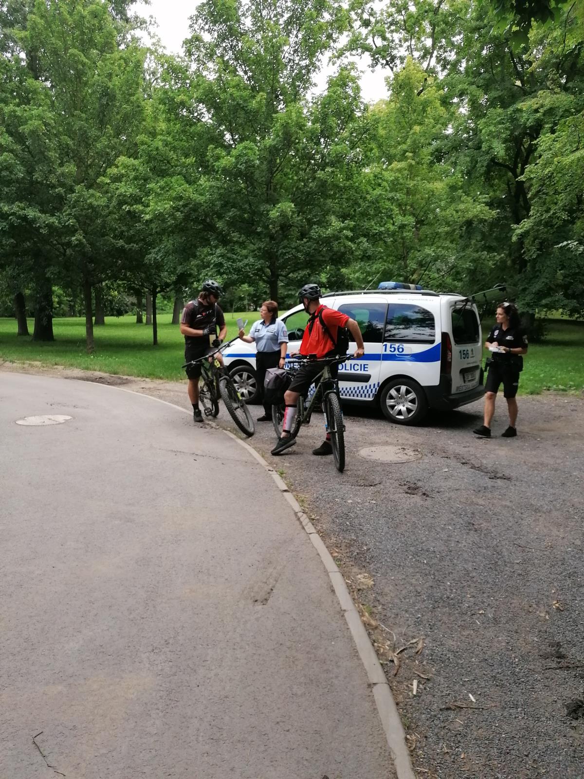 Na kole jen s přilbou