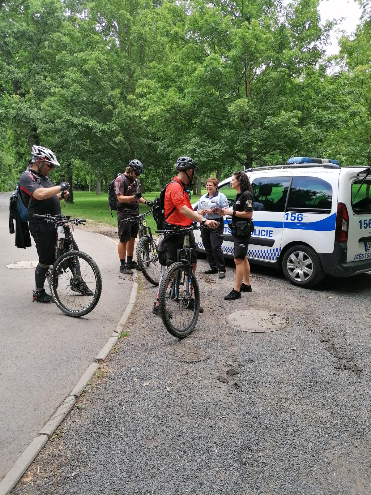 Na kole jen s přilbou