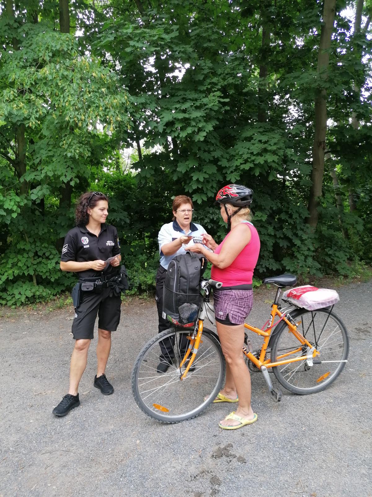 Na kole jen s přilbou