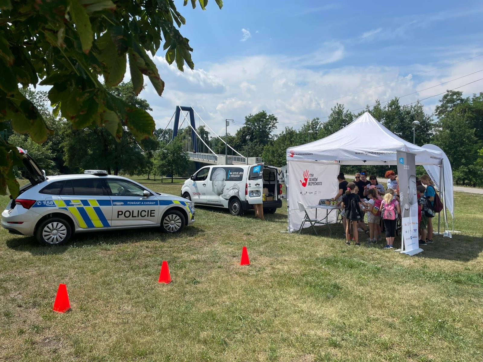 Na kole jen s přilbou