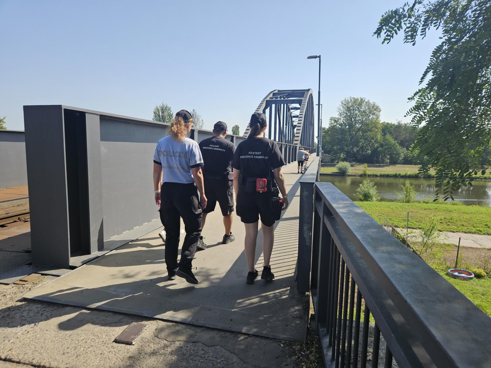 Na kole jen s přilbou