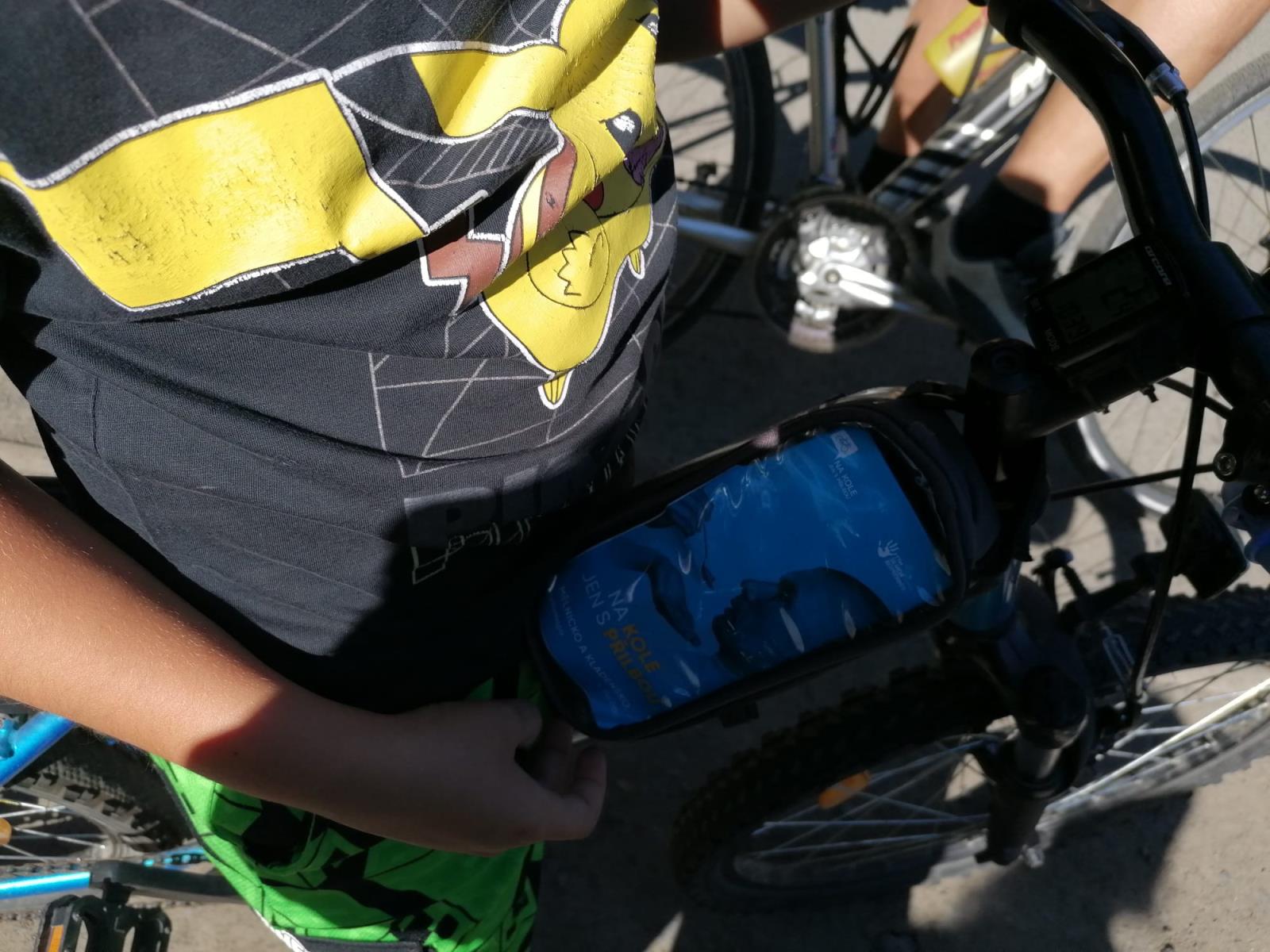 Na kole jen s přilbou