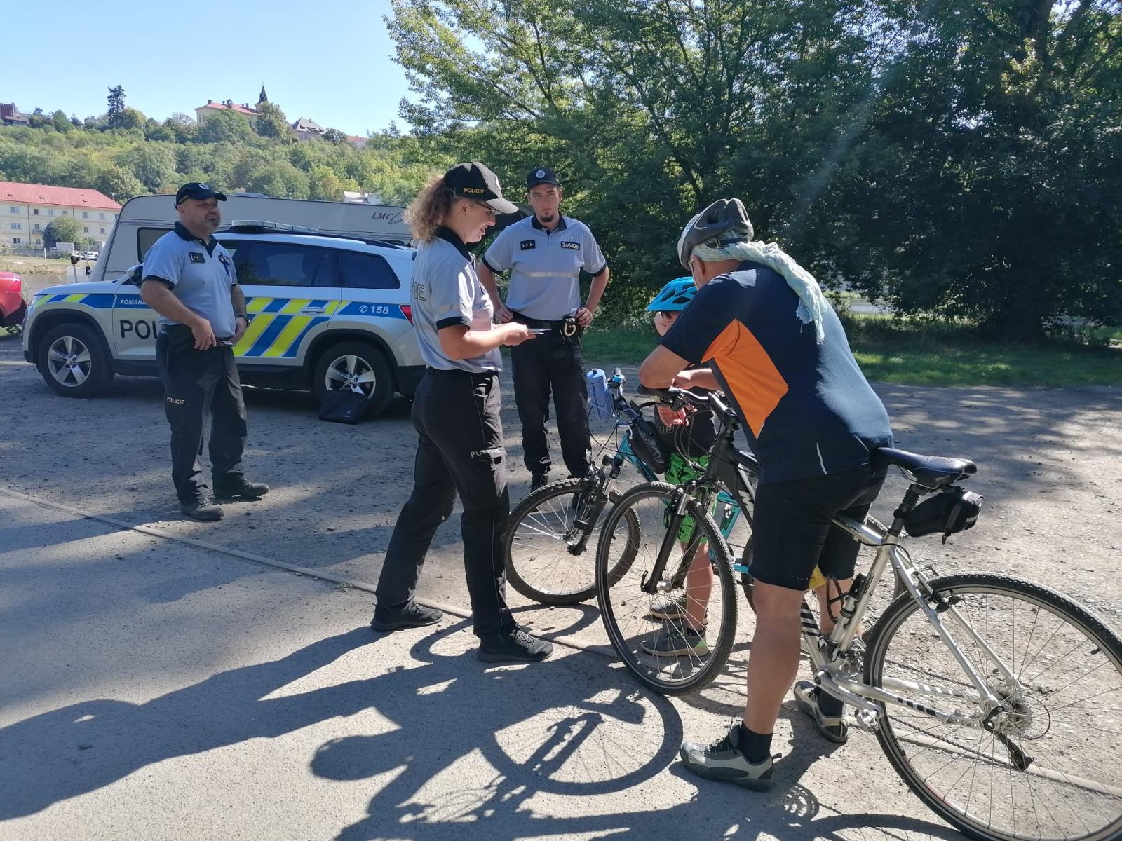 Na kole jen s přilbou