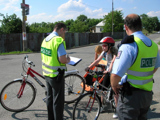 Na kole jen s přilbou