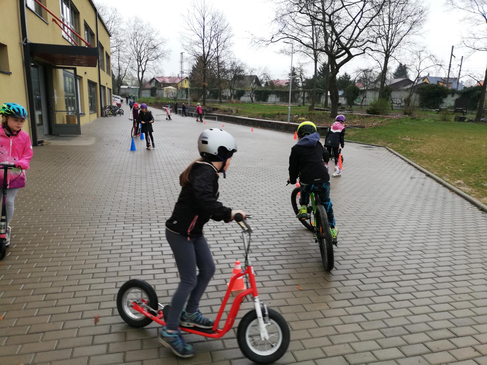 Na kole jen s přilbou 1.