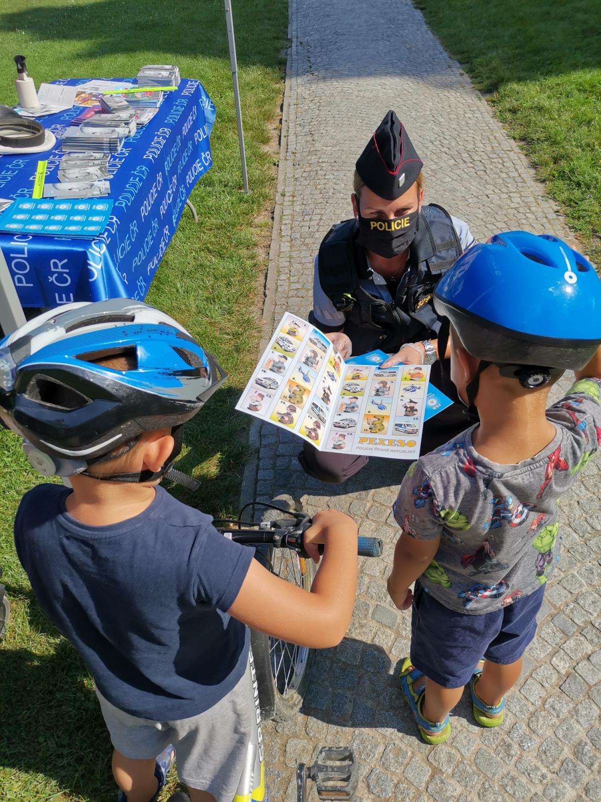 Na kole jen s přilbou - děti