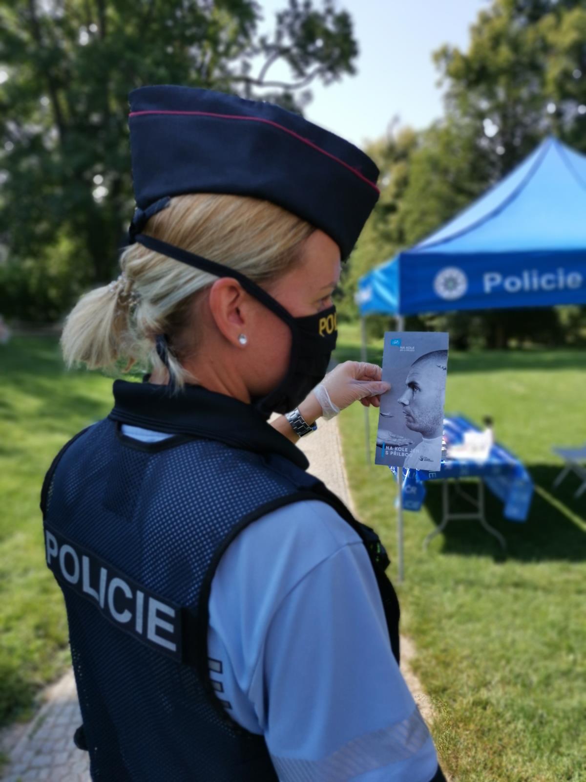 Na kole jen s přilbou - policistka