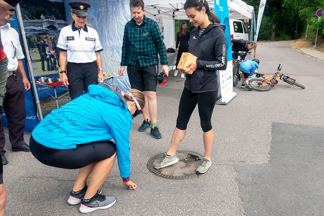 Na kole jen s přilbou ve Znojmě