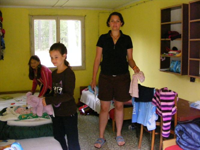 Na řádný úklid  chatek a stanů dohlíží  zdravotní sestřička .jpg