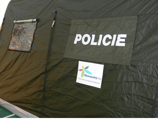 Nafukovací záchranný stan s označením POLICIE (detail označení)