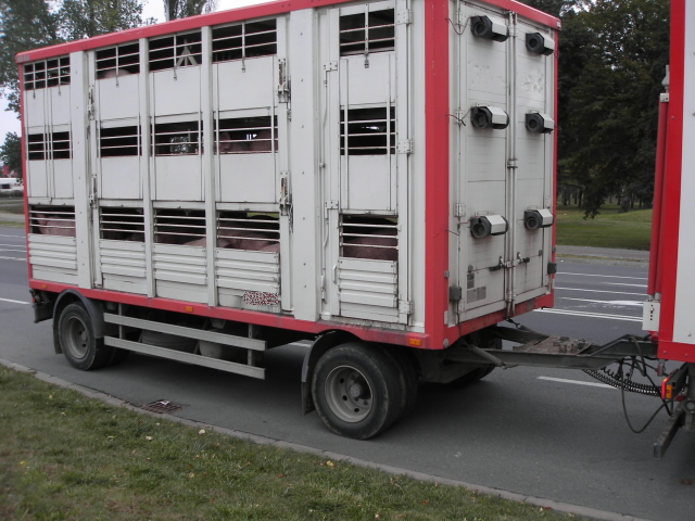 Nákladní automobil s přívěsem