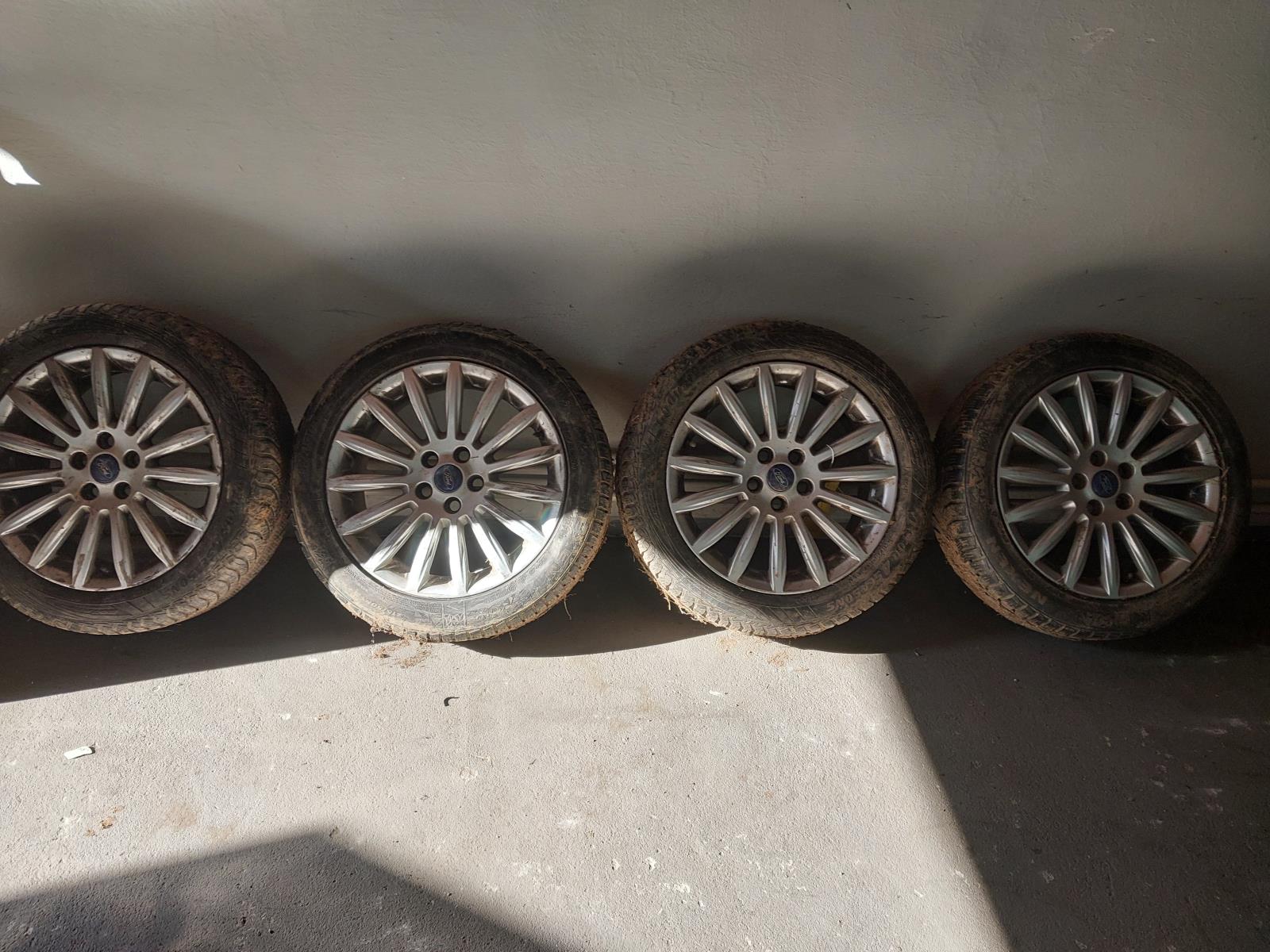 Nalezené pneumatiky s ALU disky.jpg