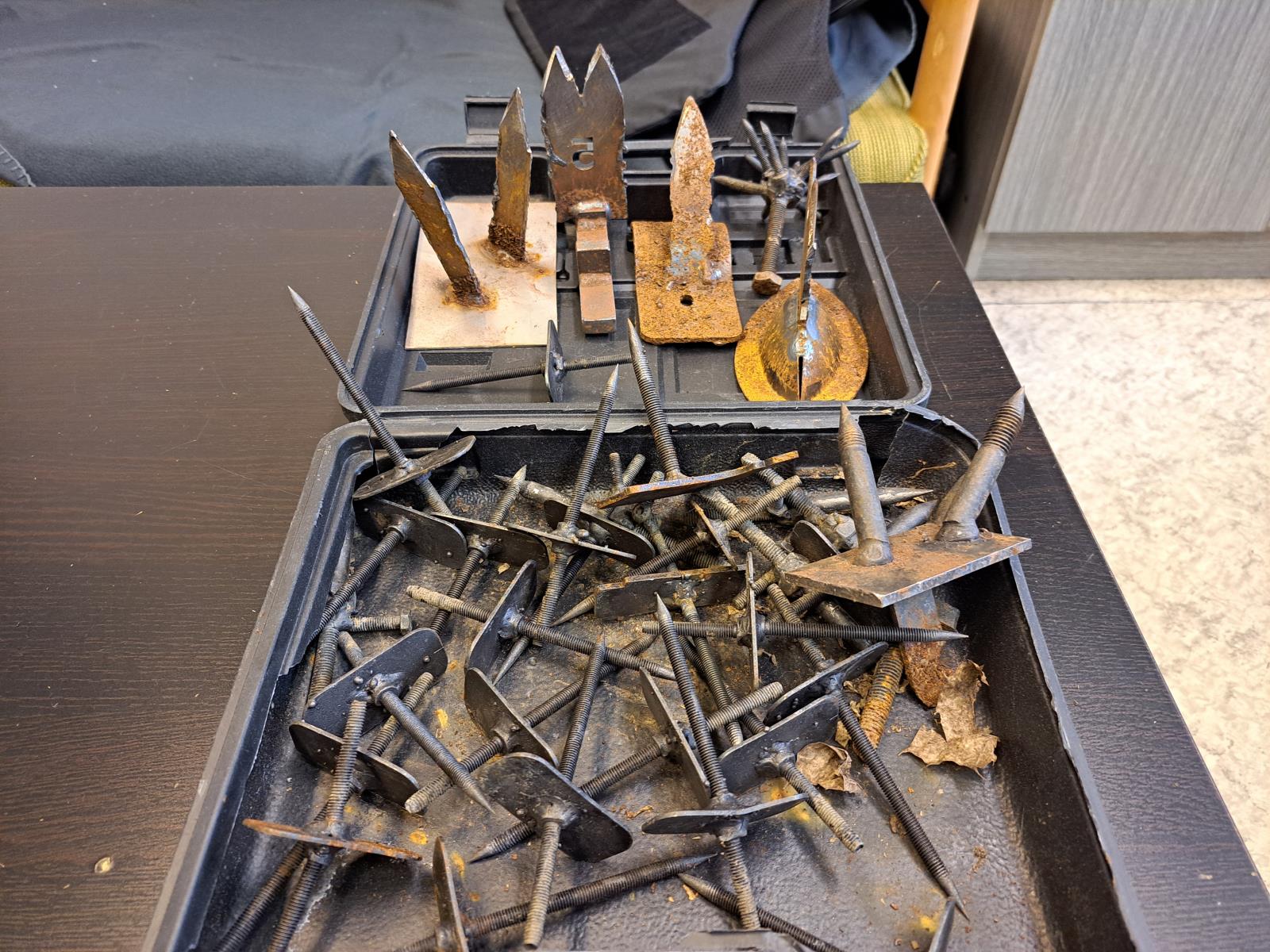 Nástrahy, které byly umístěny v blízkosti pěstírny.