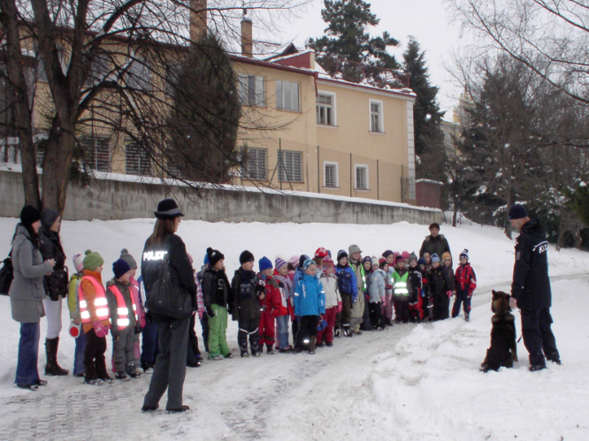 Návštěva dětí MŠ Skalka na policejním oddělení.bmp
