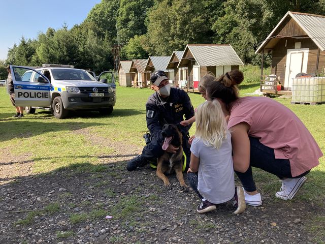 Návštěva policistů na dětském táboře