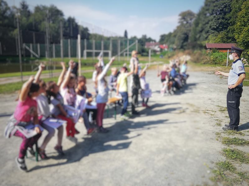 Nejmenší žáci na sedadle služebního motocyklu - Chvalkovice 14.9.2021