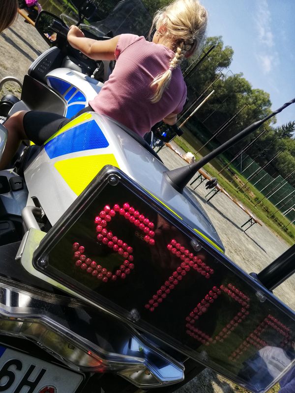 Nejmenší žáci na sedadle služebního motocyklu - Chvalkovice 14.9.2021