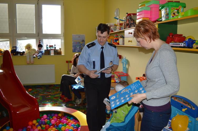 Foto: PČR/nemocnice FM-čtení policejních pohádek